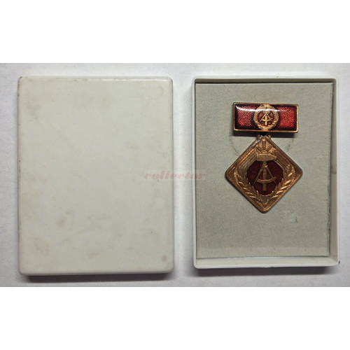 Odznak NDR Auf sozialistische Art zu leben, erfordert auf sozialistische Art zu arbeiten